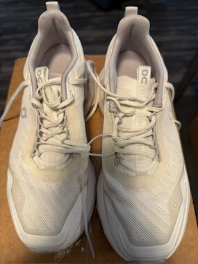 On Cloud women’s 7 cloudnova x- customer return